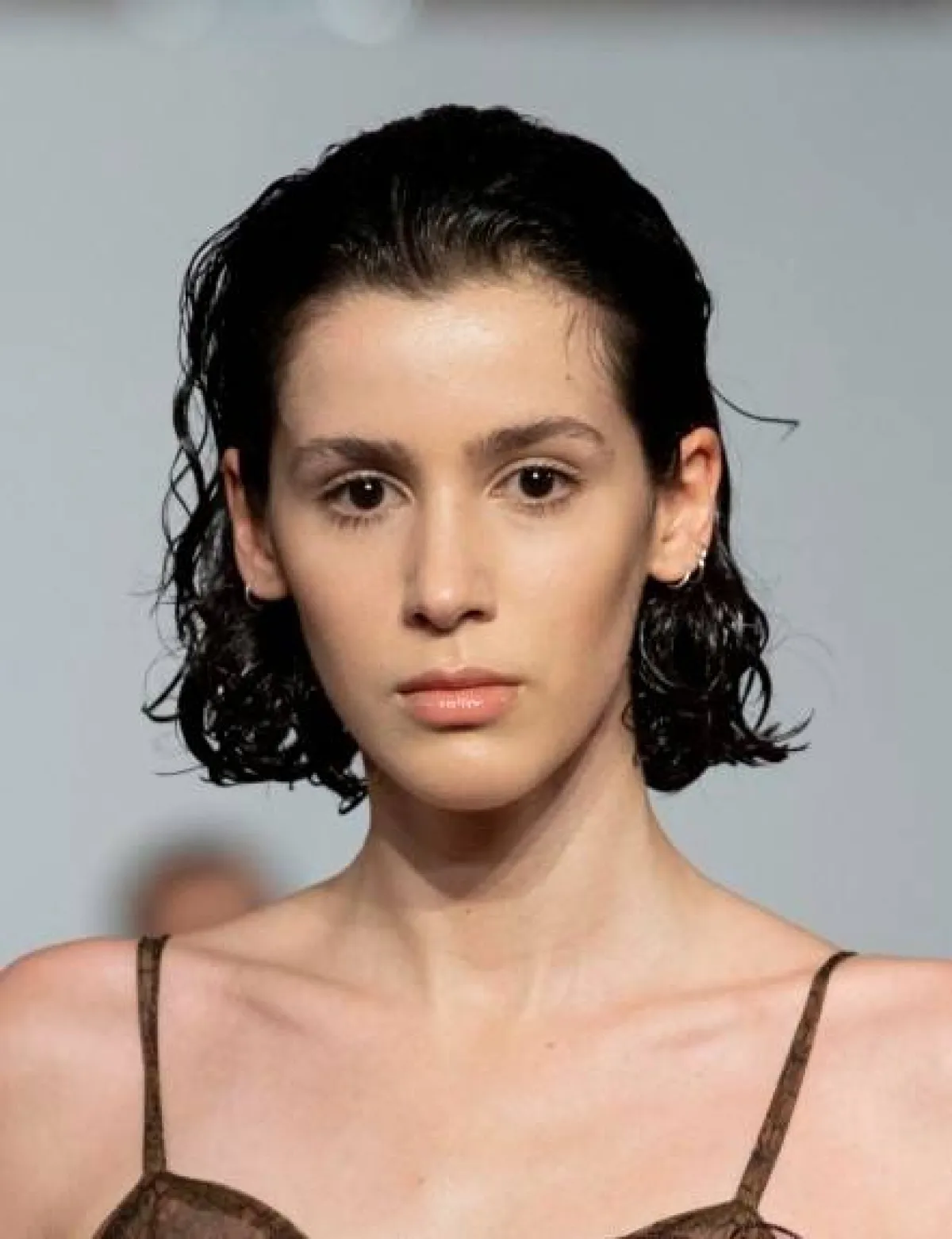  خطوات الحصول على مظهر الشعر المبلل