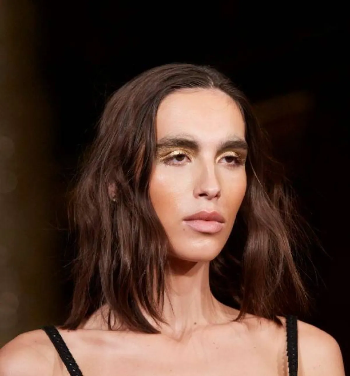  خطوات الحصول على مظهر الشعر المبلل