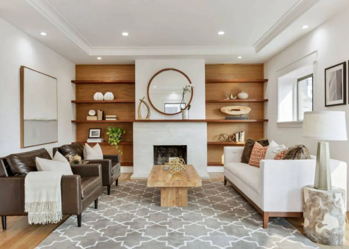 رفوف خشبية تنسجم مع اللون الأبيض في الغرفة (الصورة من Houzz)