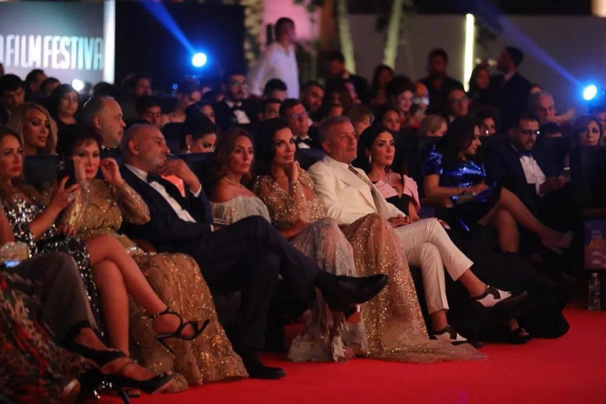 شريف منير يجلس بجوار الحسناوتين منى زكي ونادين نسيب نجيم - الصورة من حساب المهرجان على انستغرام