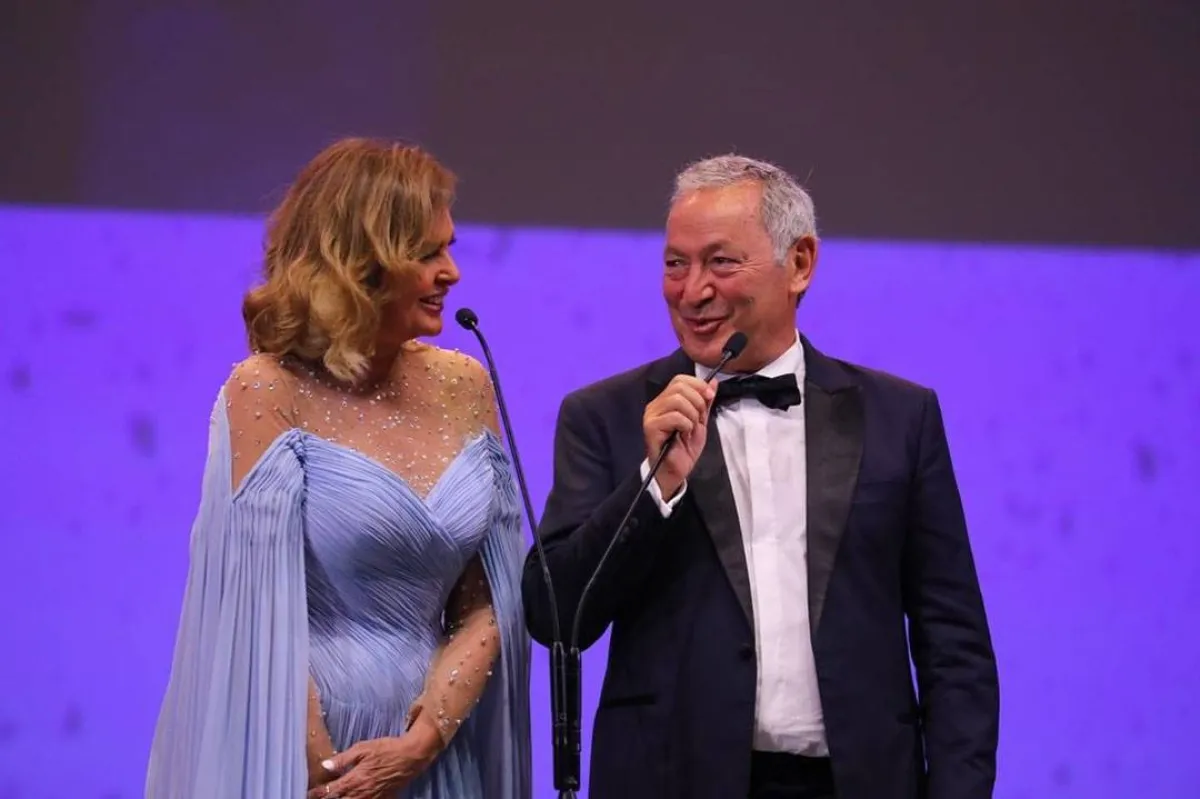 سميح ساويرس ويسرا على المسرح - الصورة من حساب المهرجان على انستغرام