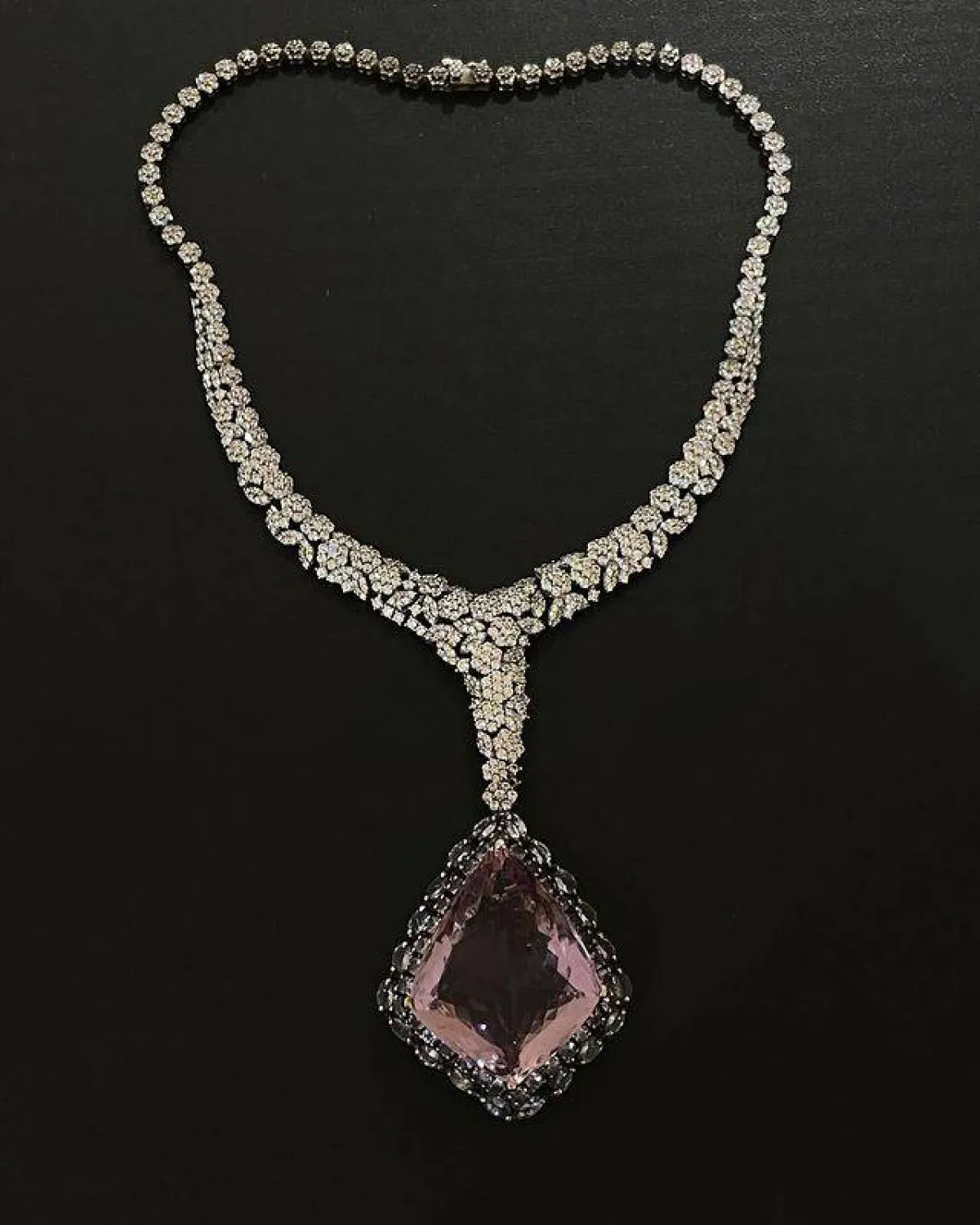 قلادة نفسية للنجمة منى زكي