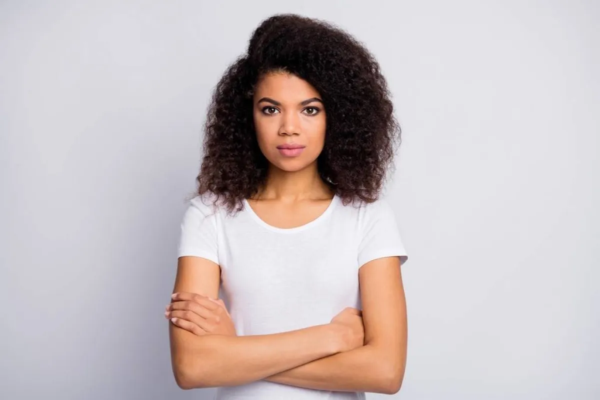  ترسل وضعية شبك الذراعين رسالة للآخر بأنّك تتخذ دور الدفاع