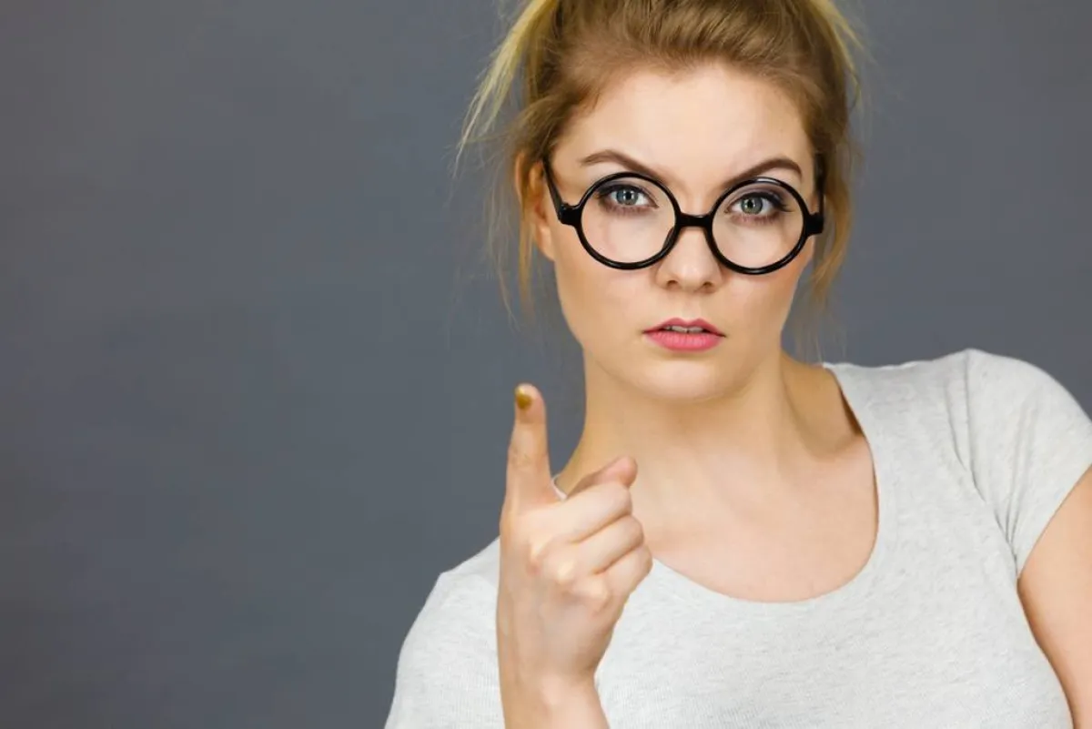 لا يجب استخدام الإصبع للإشارة إلى أحد