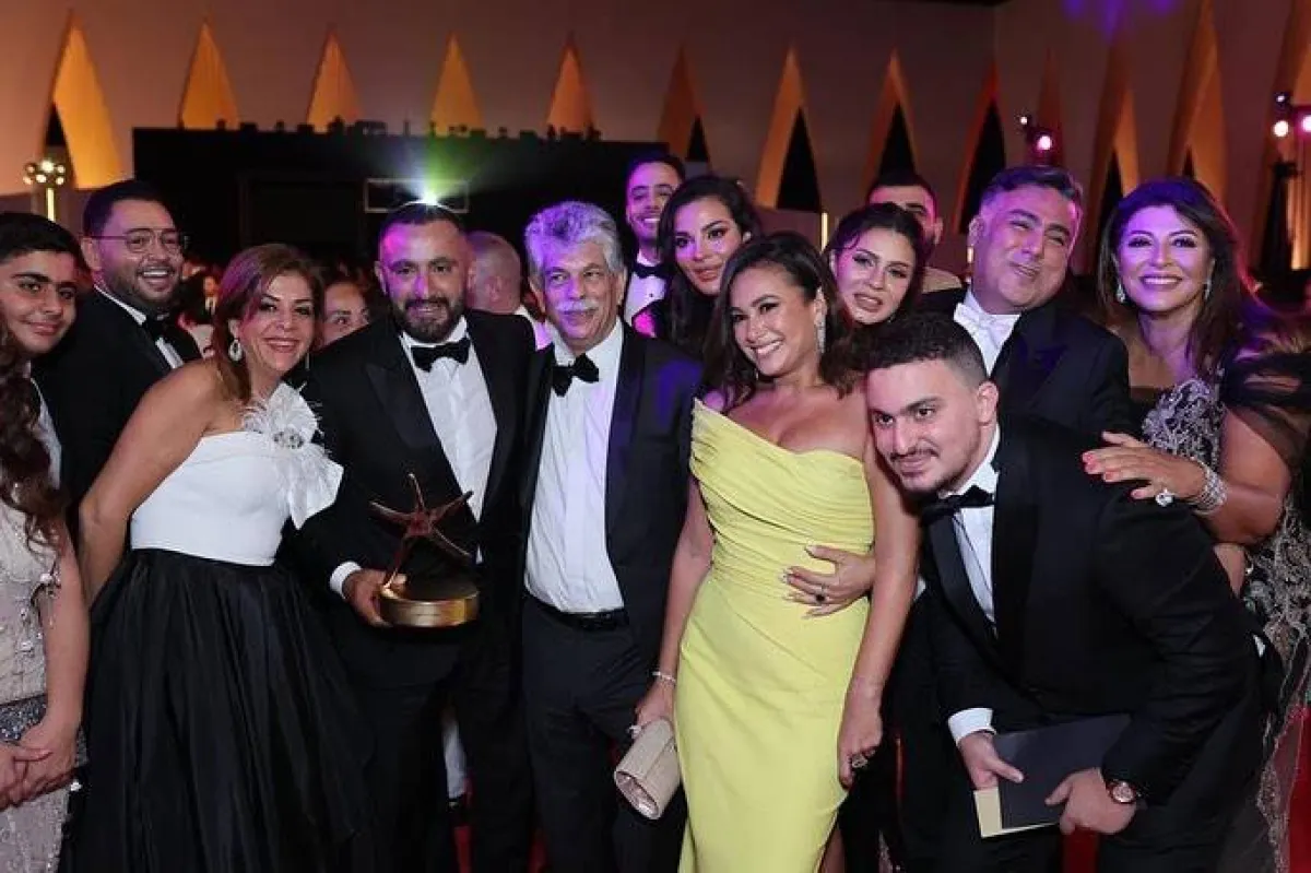 صورة تذكارية بعد تكريم السقا في ختام حفل افتتاح مهرجان الجونة - الصورة من حساب المهرجان على انستغرام