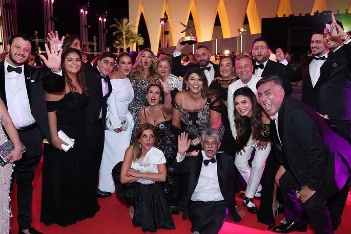 صورة تذكارية بعد تكريم السقا في ختام حفل افتتاح مهرجان الجونة - الصورة من حساب المهرجان على انستغرام