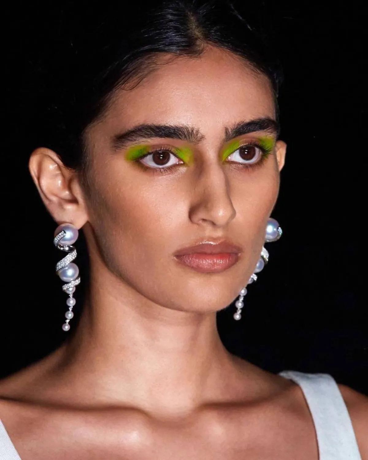 موضة مكياج عيون نيون