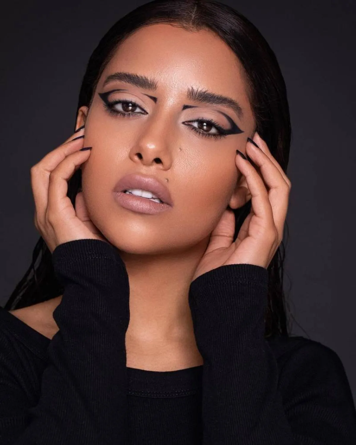 بلقيس بتسريحة الشعر المبلل