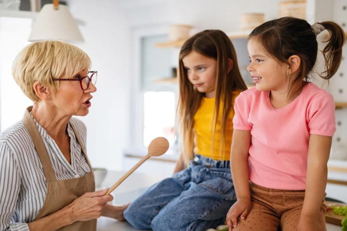 صورة جدّة توبخ أحفادها