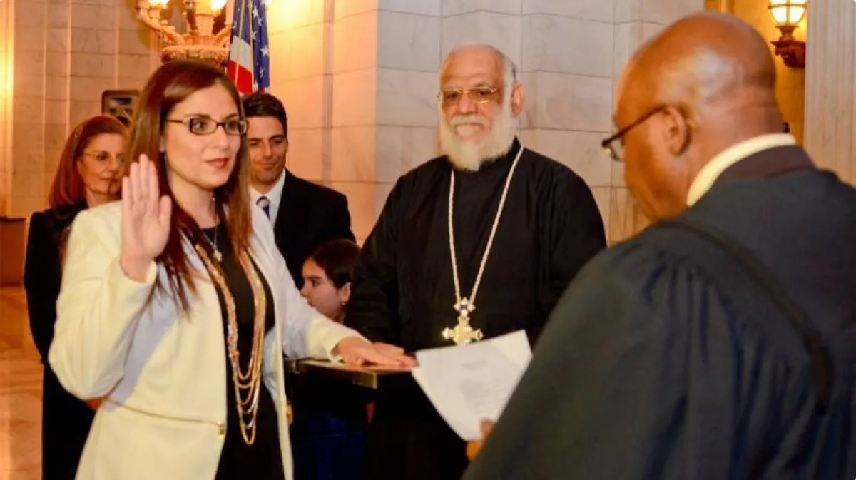 القاضية شيري ميداي وهي تحلف القسم أمام رئيس محاكم 