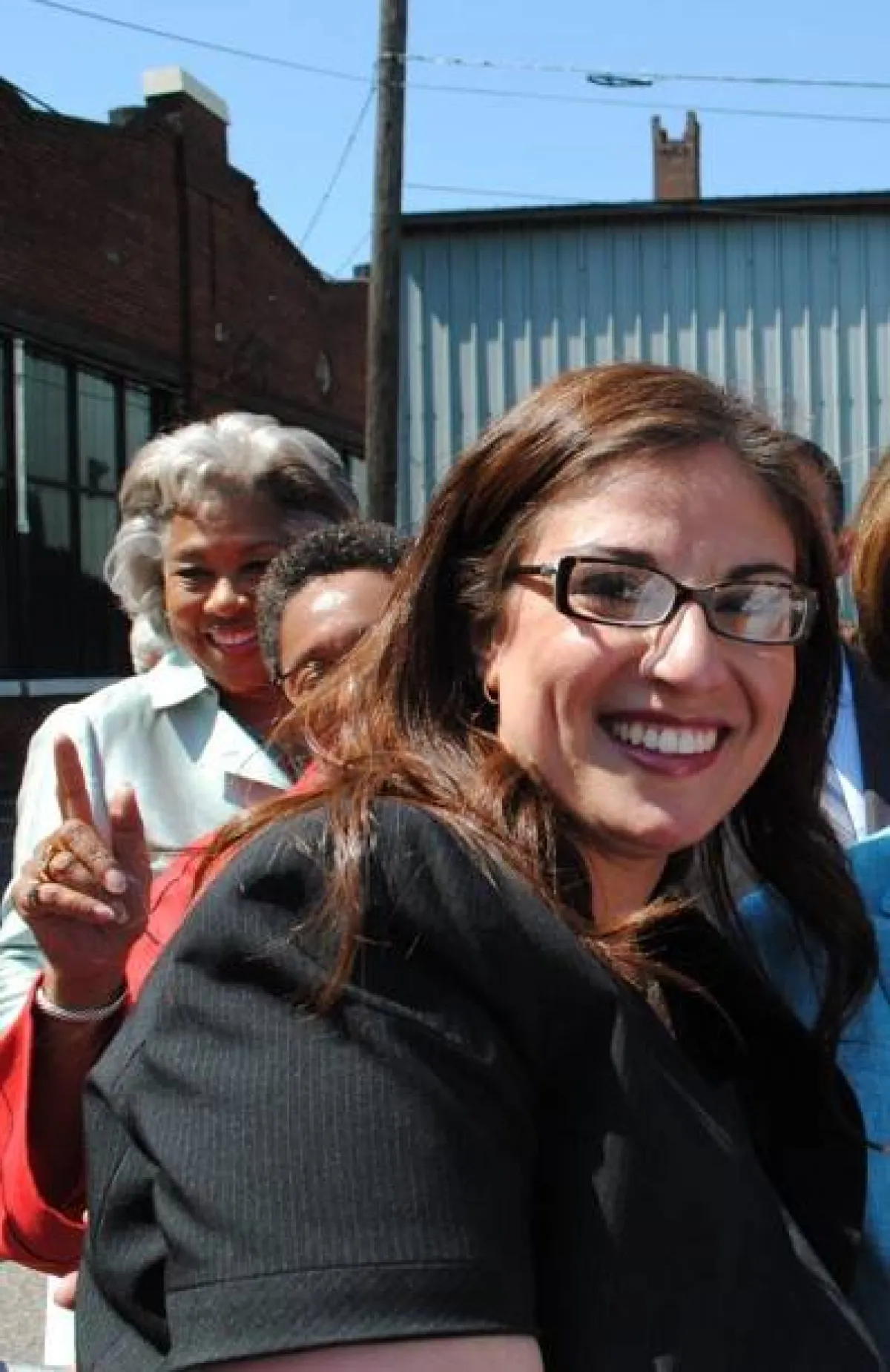 القاضية شيرى ميداي ووراءها المواطنون الأمريكيون بالشارع