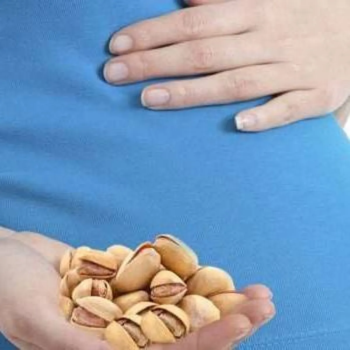 صورة لحامل تمسك بالفستق