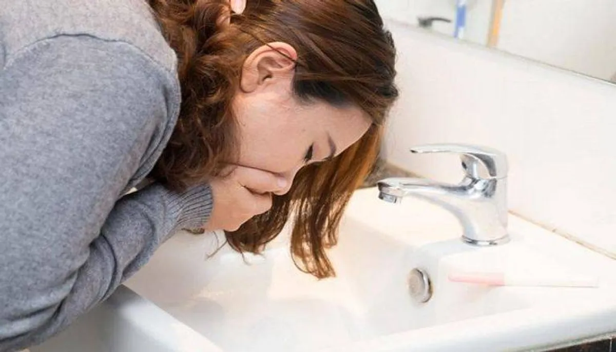 صورة لحامل تتقيأ