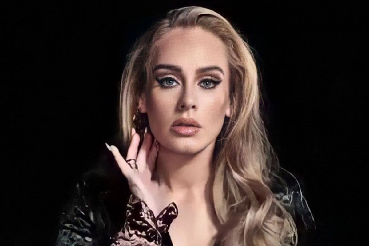 أديل- الصورة من موقع Hello Magazine