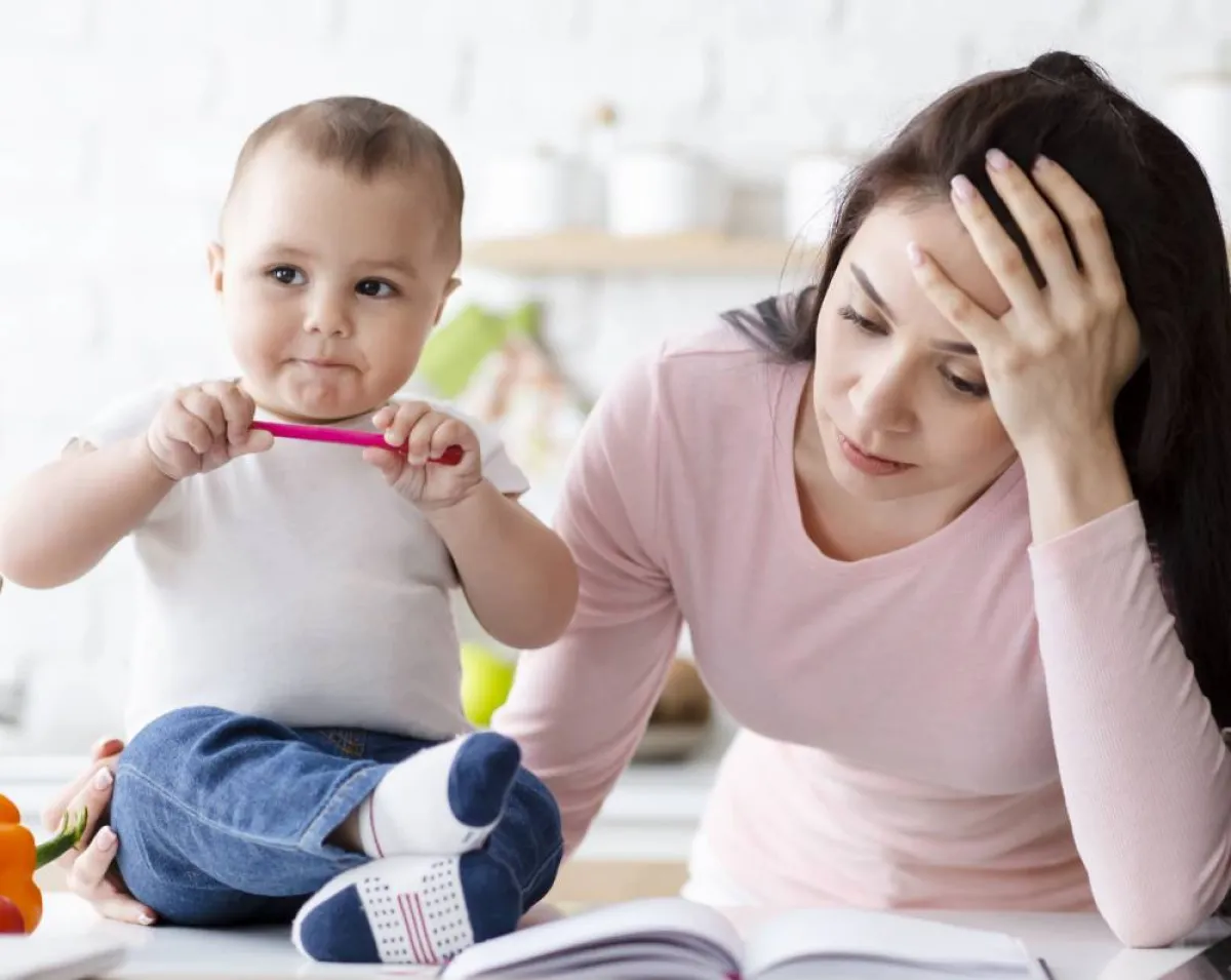 صورة لأم متضايقة من ابنها