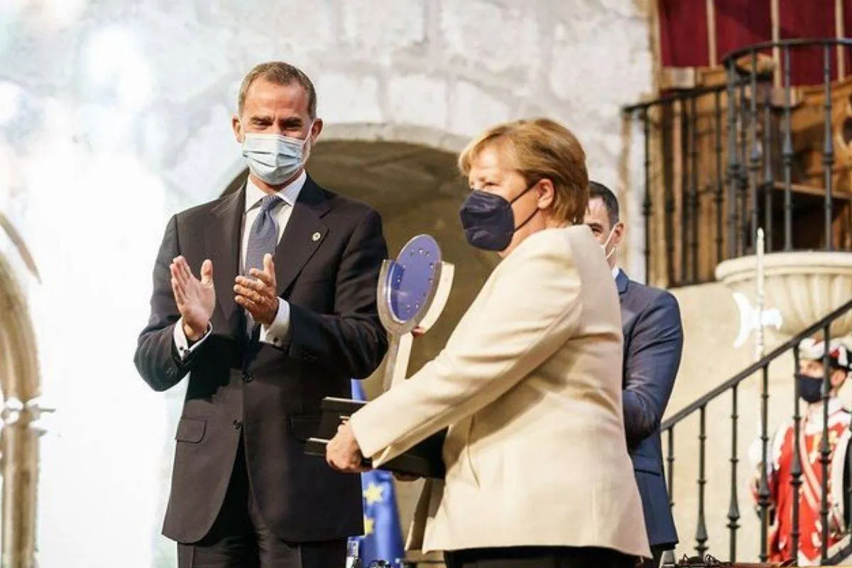 أنجيلا ميركل تتسلم الجائزة من الملك فيليب- الصورة من حساب أنجيلا ميركل على إنستغرام