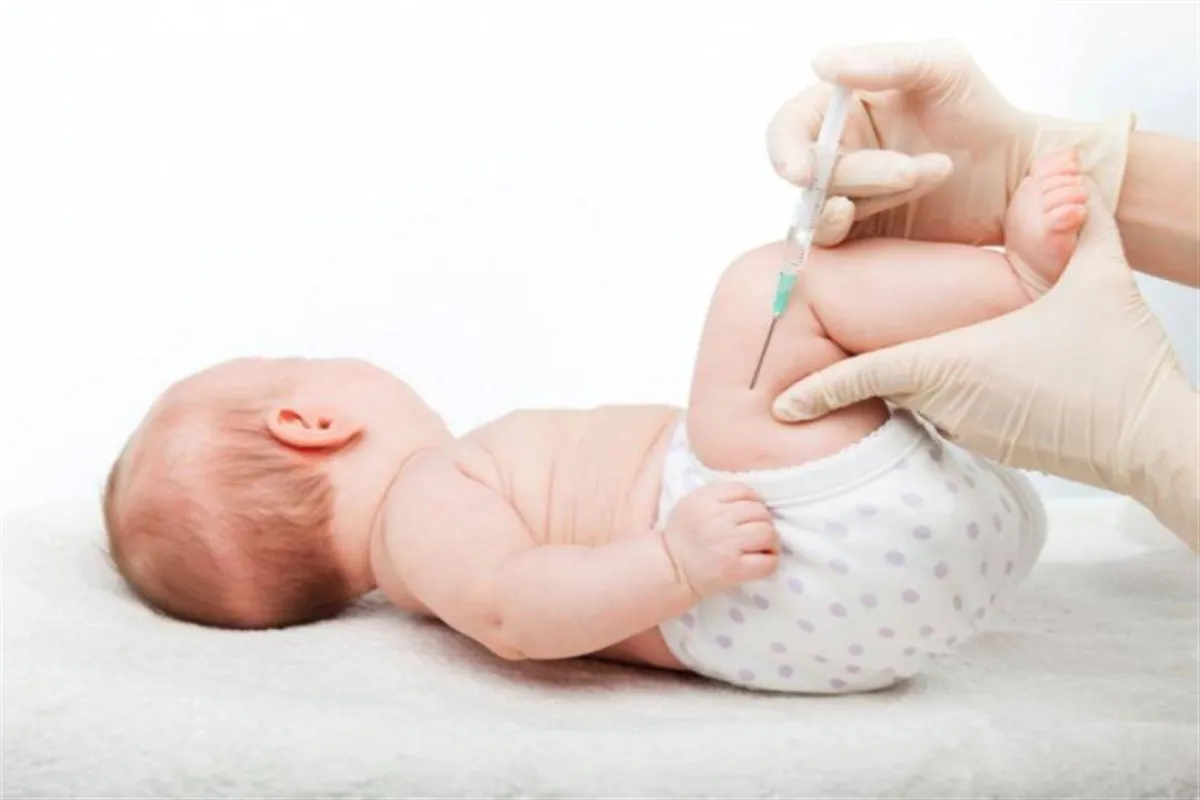 صورة لطفل رضيع يأخذ حقنة لعلاج المغص