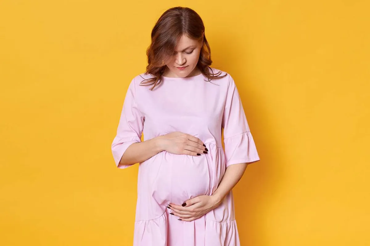 صورة لحامل ترتدي ملابس مريحة واسعة