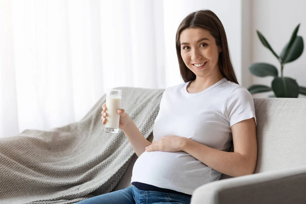 صورة لحامل تتناول اللبن
