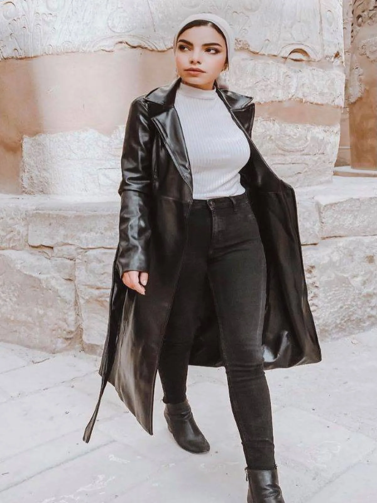 دنيا جمال بمعطف الجلد