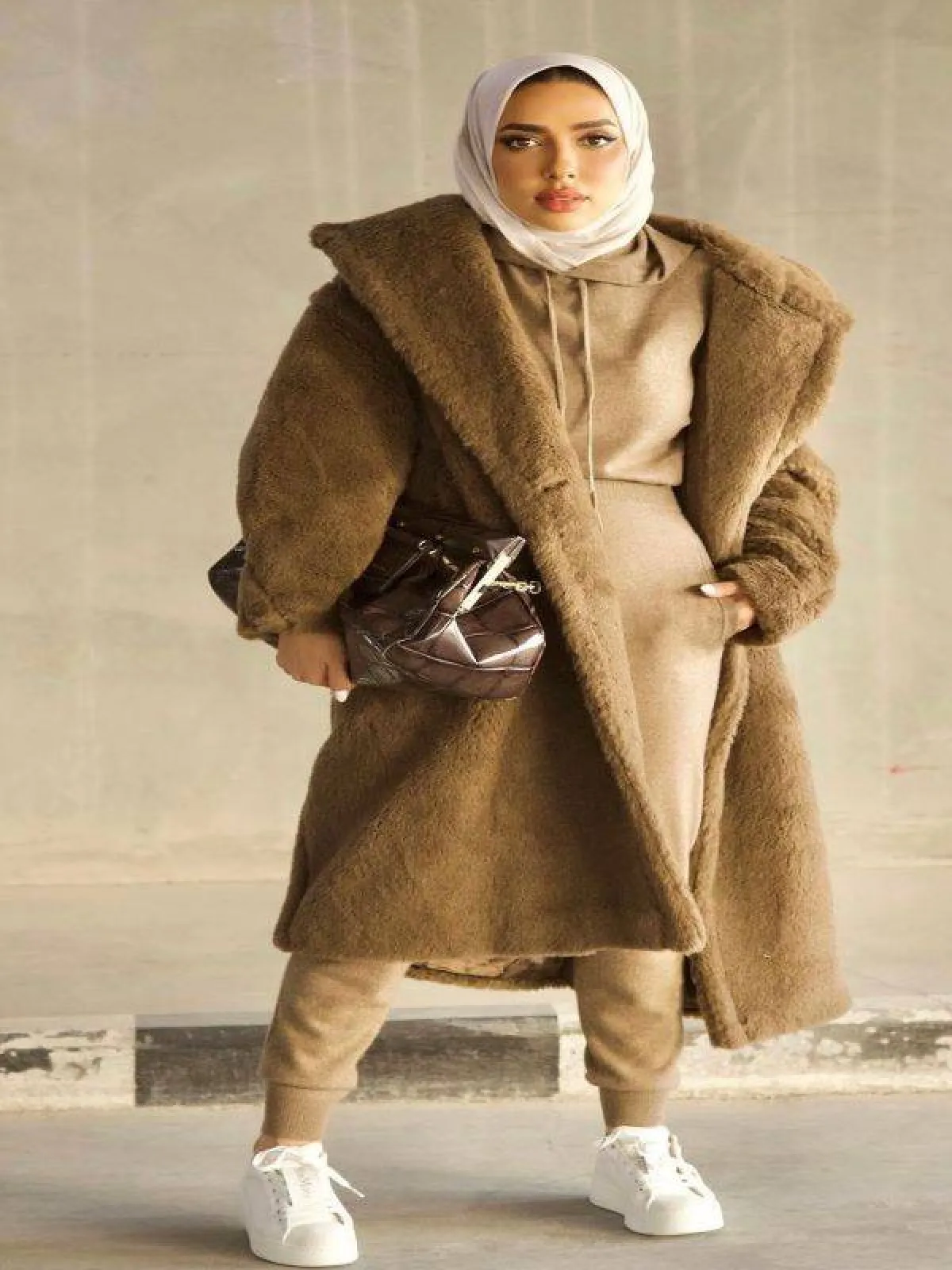 عايشة العقيل بالمعطف الطويل