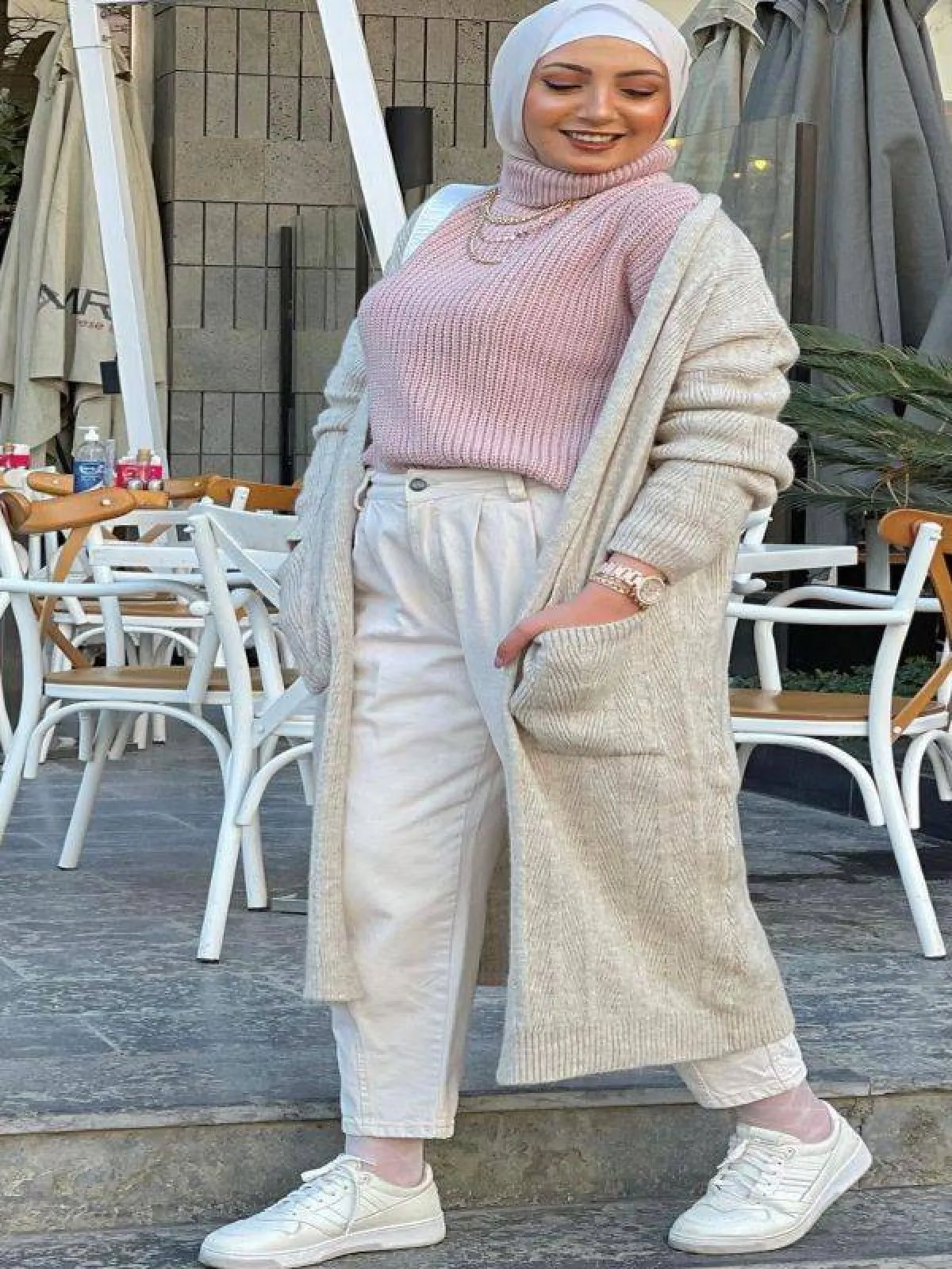 روزي محمود بمعطف طويل