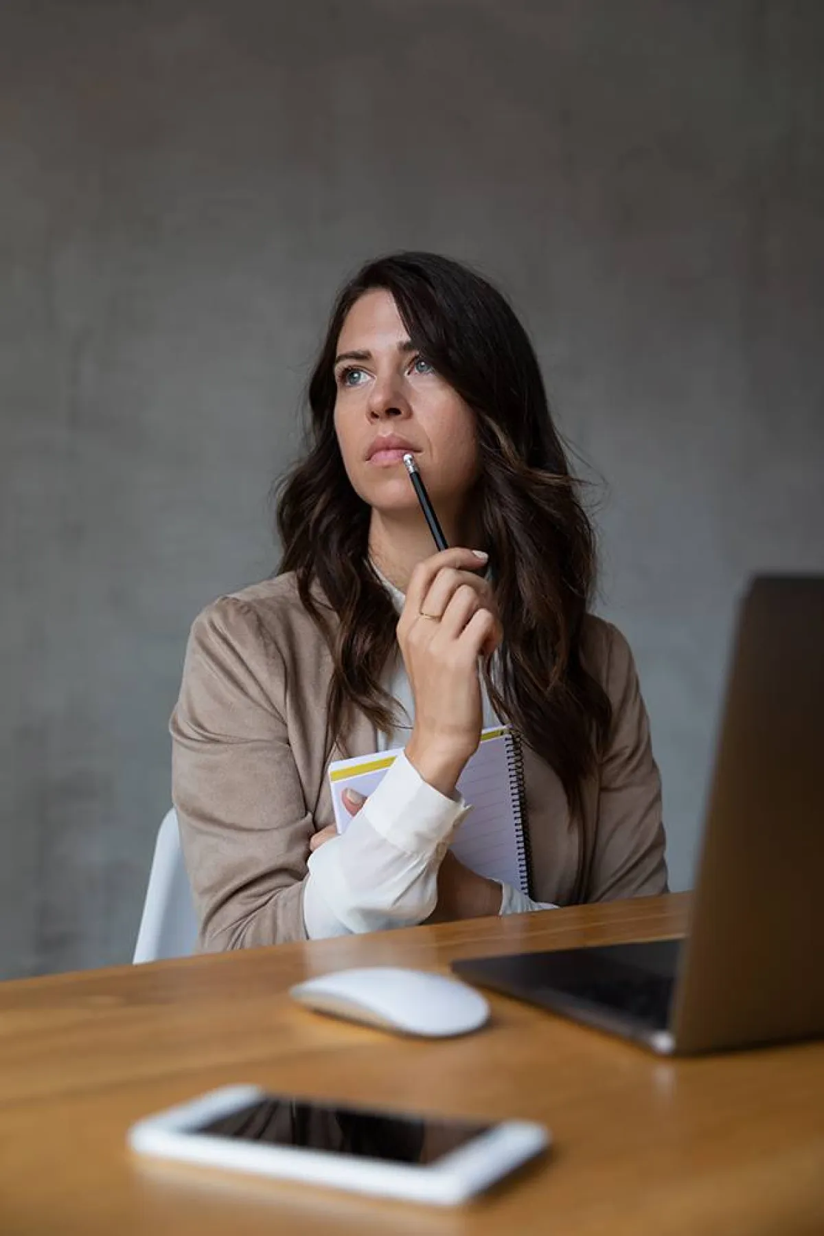 فتاة تفكر بعمق