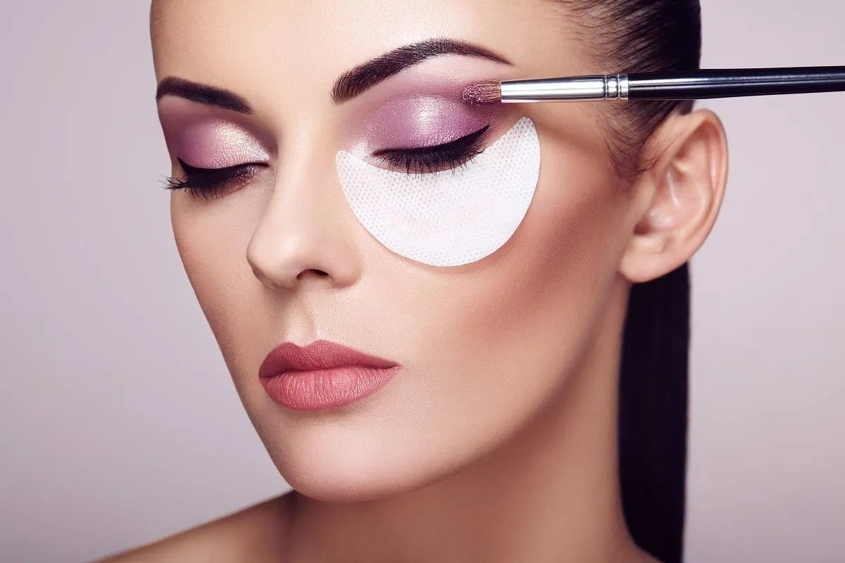  خطوات استخدام أحمر الخدود كظلال للعيون
