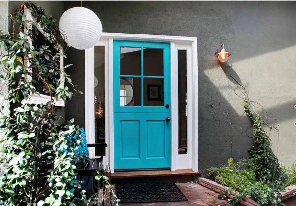 باب منزل خشبي ملون بطلاء الباستيل (الصورة من Houzz)