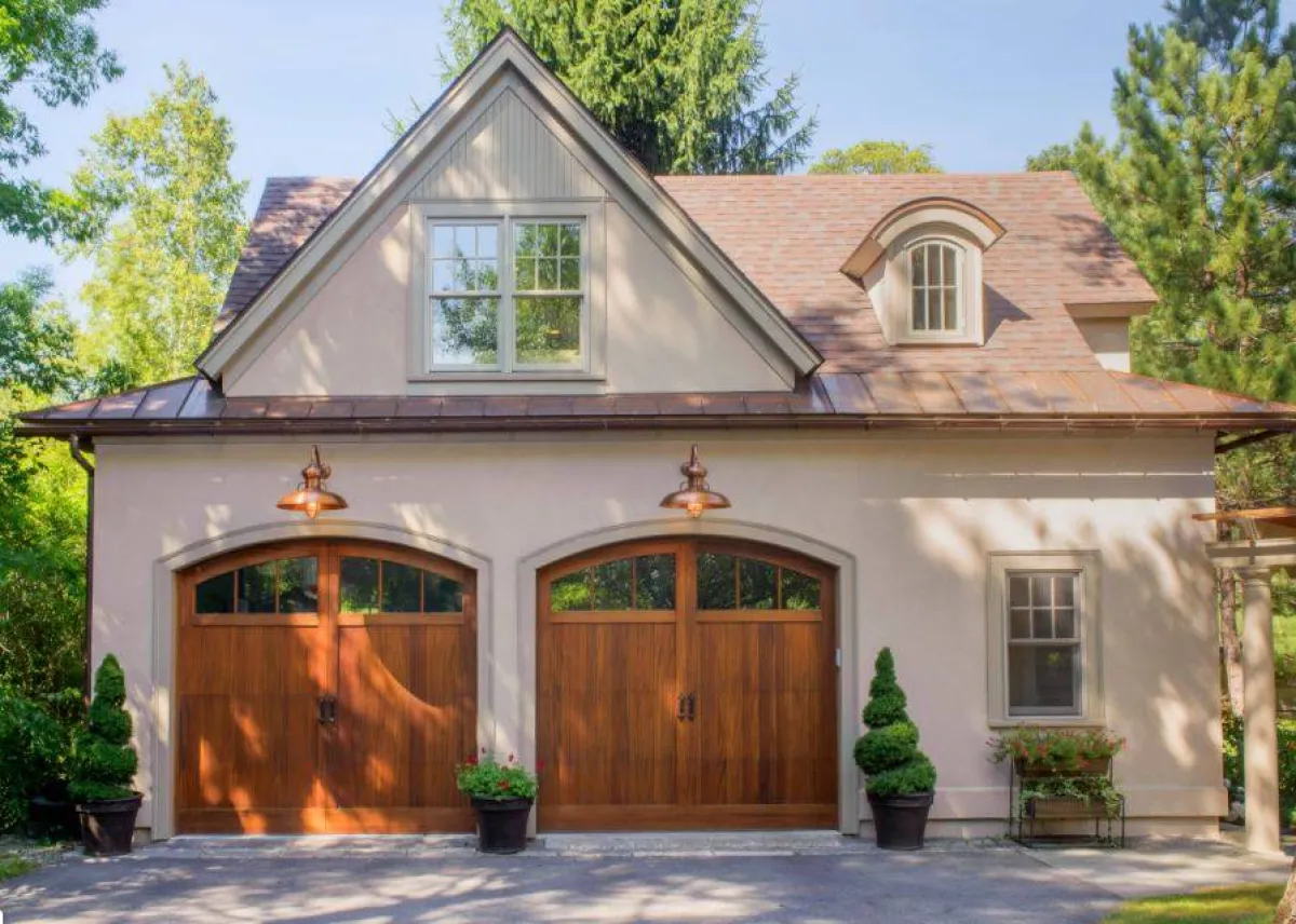 باب منزل كبير وفخم من الخشب (الصورة من Houzz)