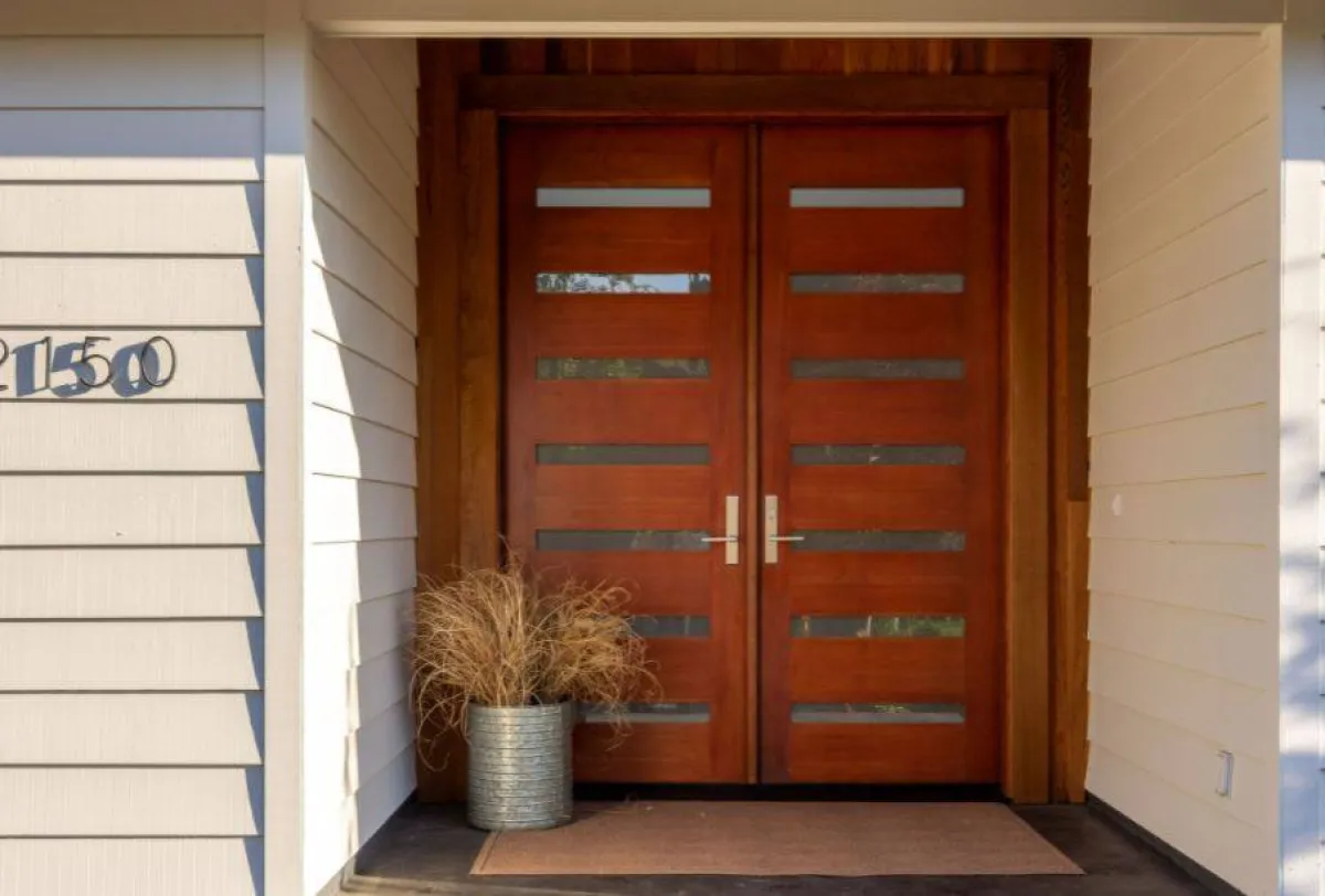 باب من الخشب والزجاج (الصورة من Houzz)