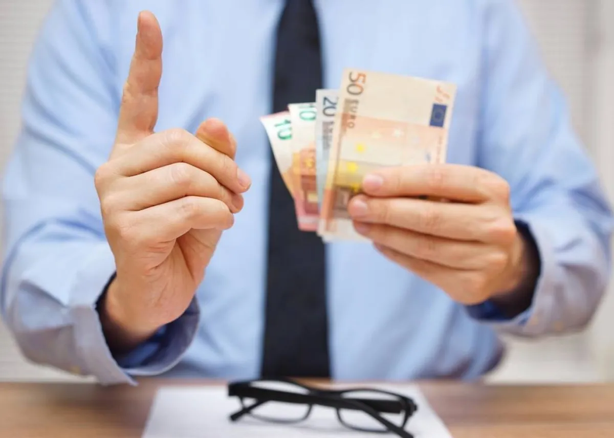 بعض الشركات يعيّن أوقاتًا خلال العام لمراجعة نطاقات الرواتب