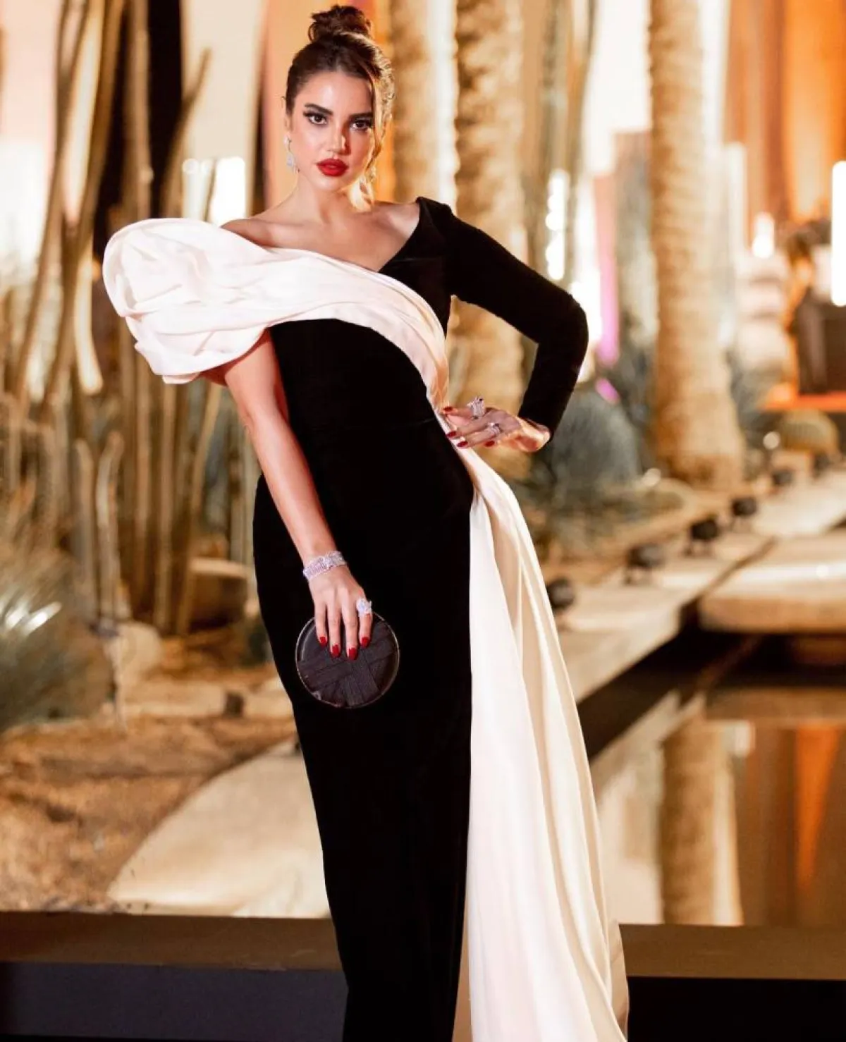 درة بفستان أنيق باللون الأسود بتصميم ذي وشاح أبيض أنيق 