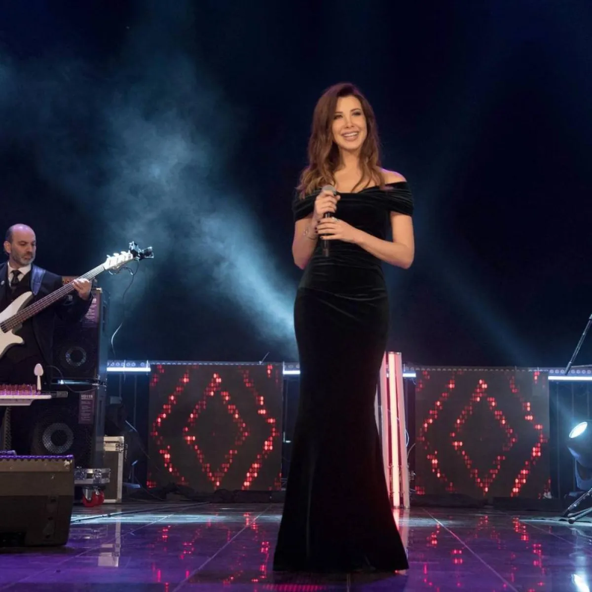 نانسي هجرم بفستان مخمل أسود جذاب 