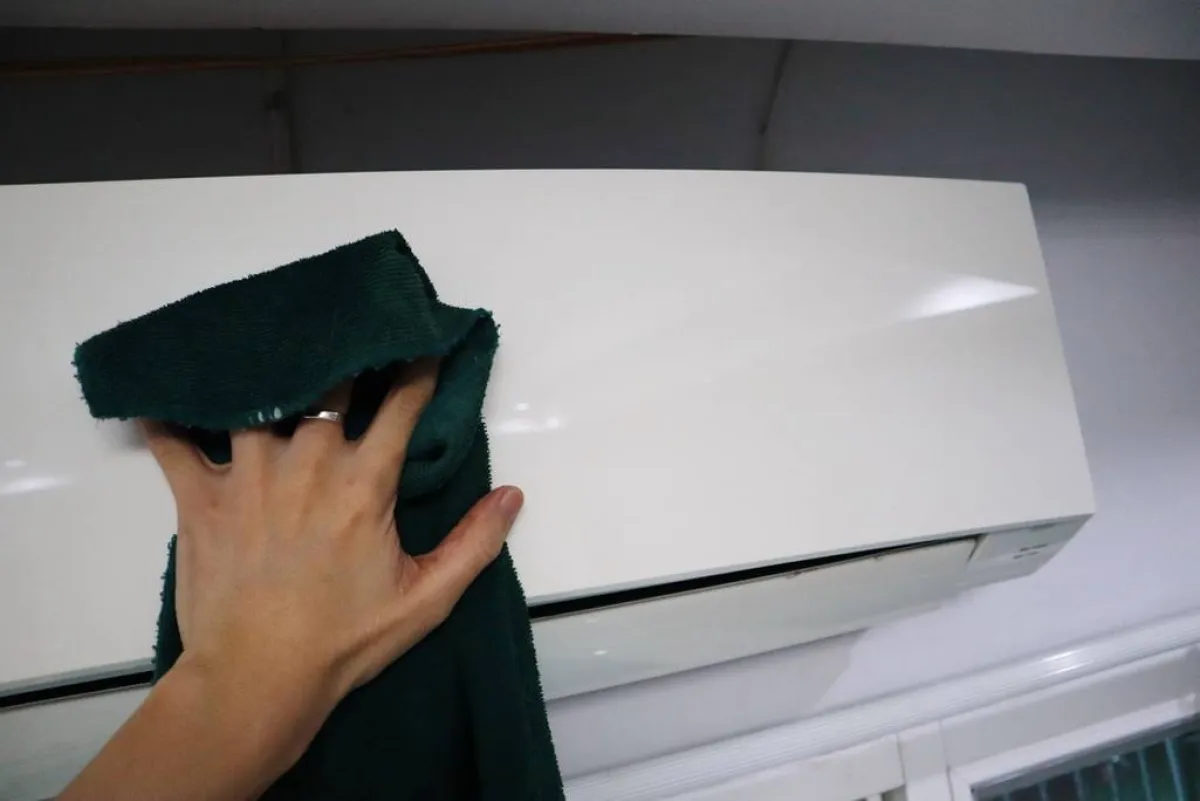 من المُفيد المواظبة على التخلّص من الغبار والأتربة التي تتراكم على المكيّف 