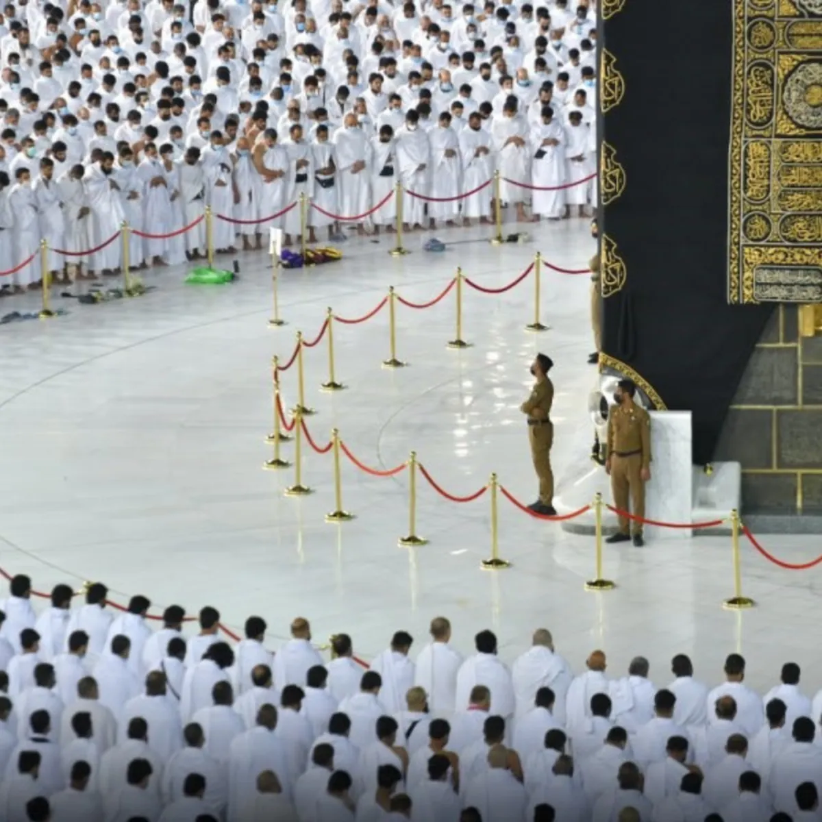 الصلوات بـالمسجد الحرام دون تباعد جسدي 