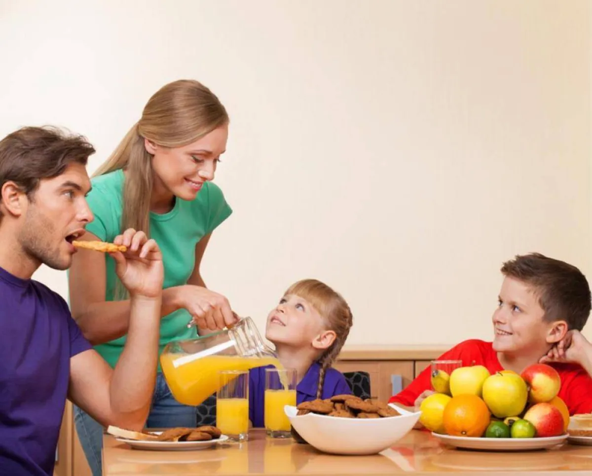 صورة للعائلة حول وجبة الفطور