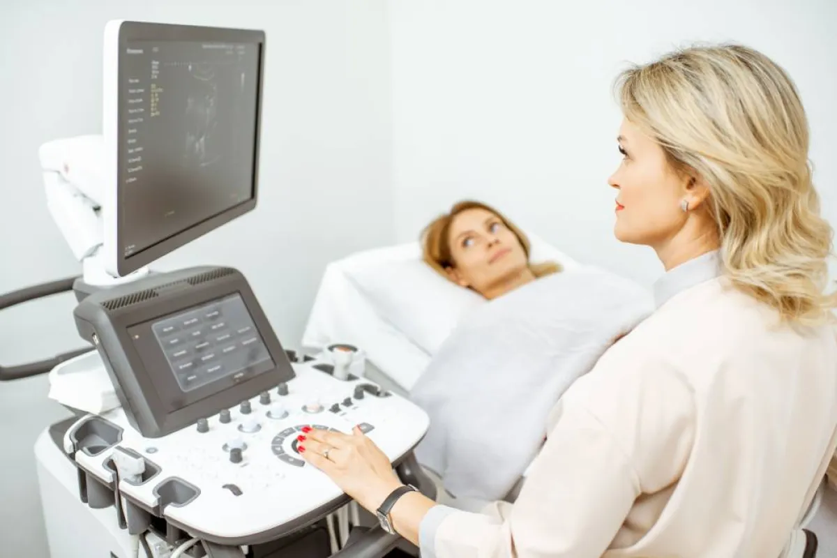 صورة لطبيبة في حالة الفحص