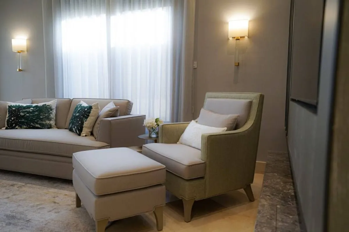 الخامات الخفيفة التي تسمح بدخول نور الشمس مفضّلة للستائر