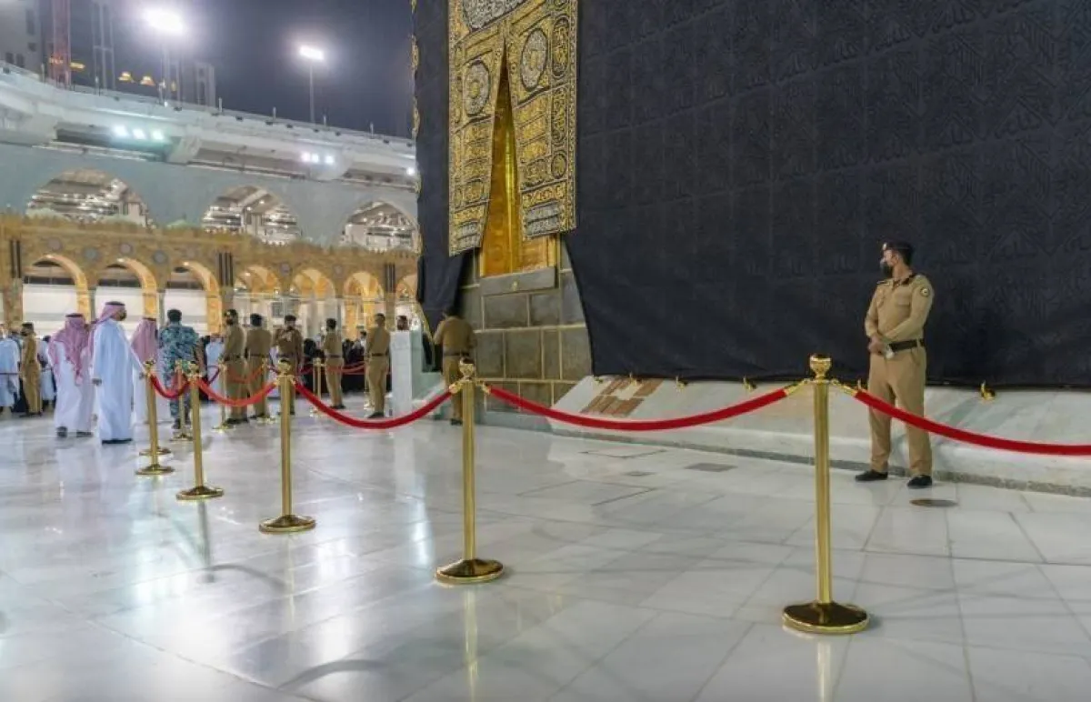 استبدال الحواجز البلاستيكية المحيطة بالكعبة المشرفة بأخرى شريطية