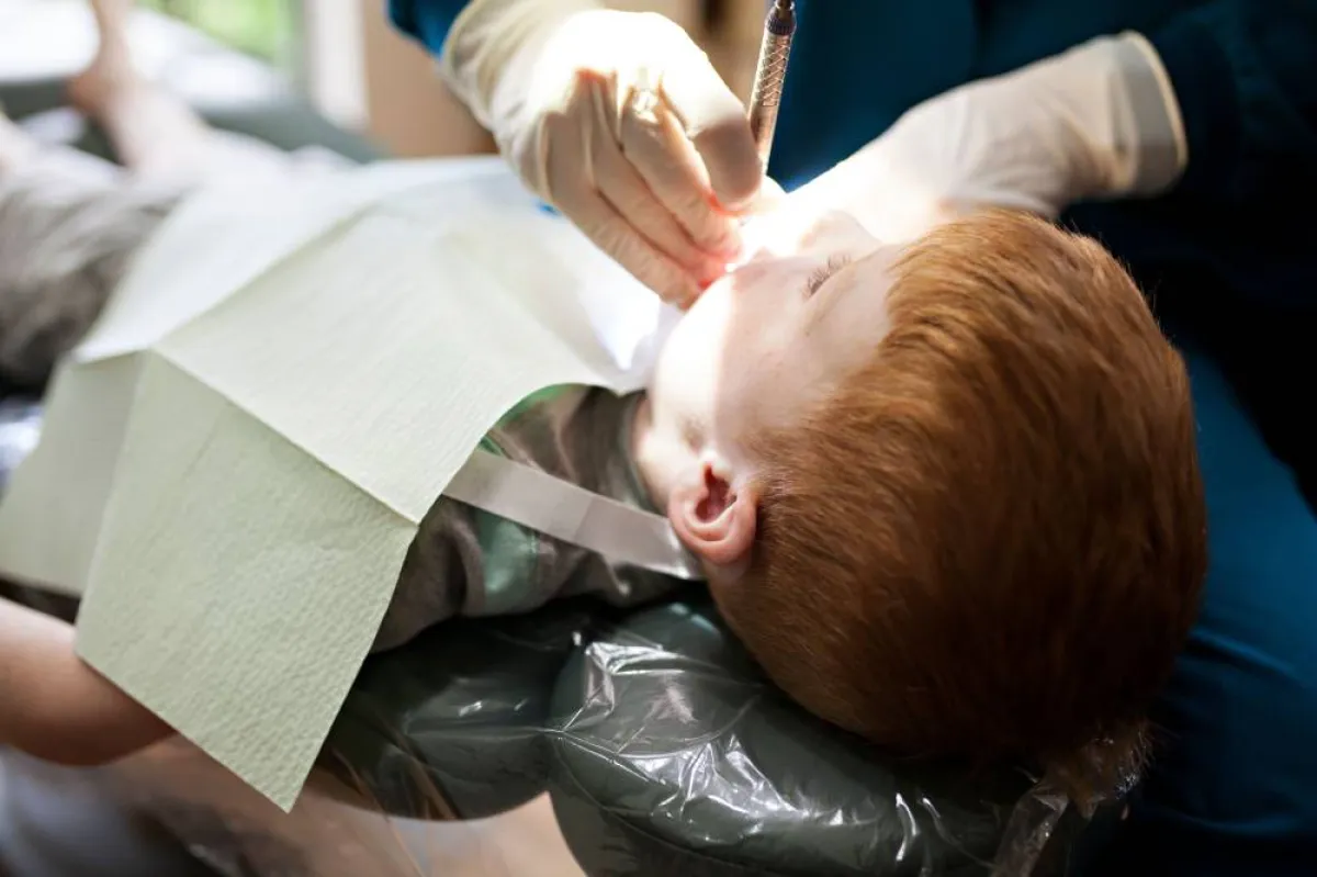 صورة لطفل عند طبيب الأسنان