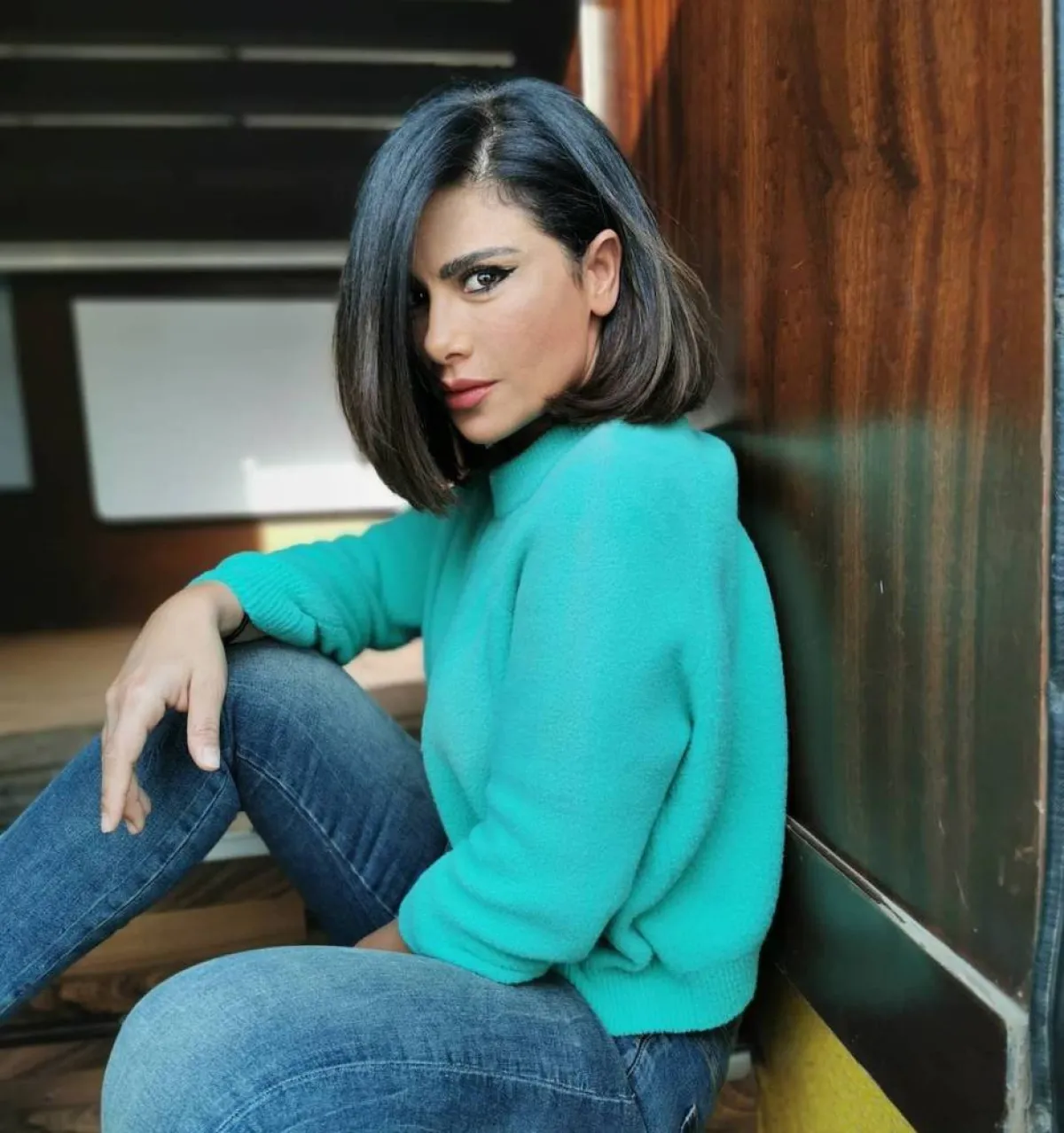 صبا مبارك بإطلالة شبابية بالأزرق الباستيل