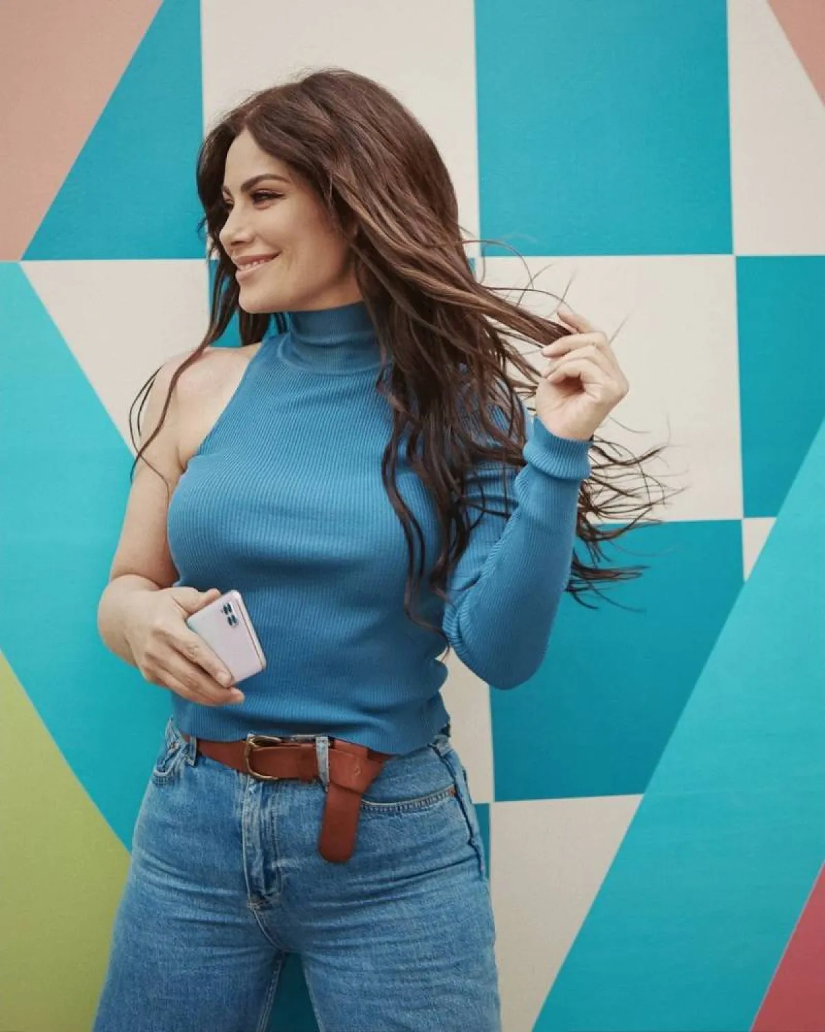 صبا مبارك بإطلالة شبابية باللون الأزرق  