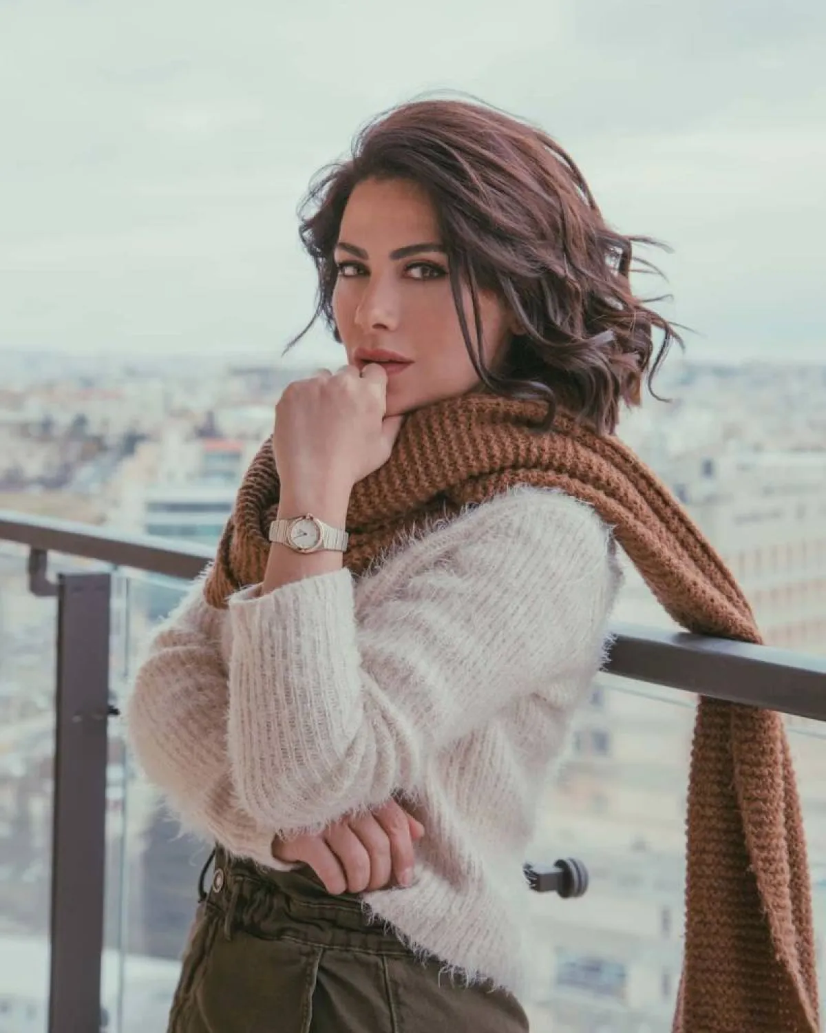 صبا مبارك بإطلالة شبابية باللون الأوف وايت