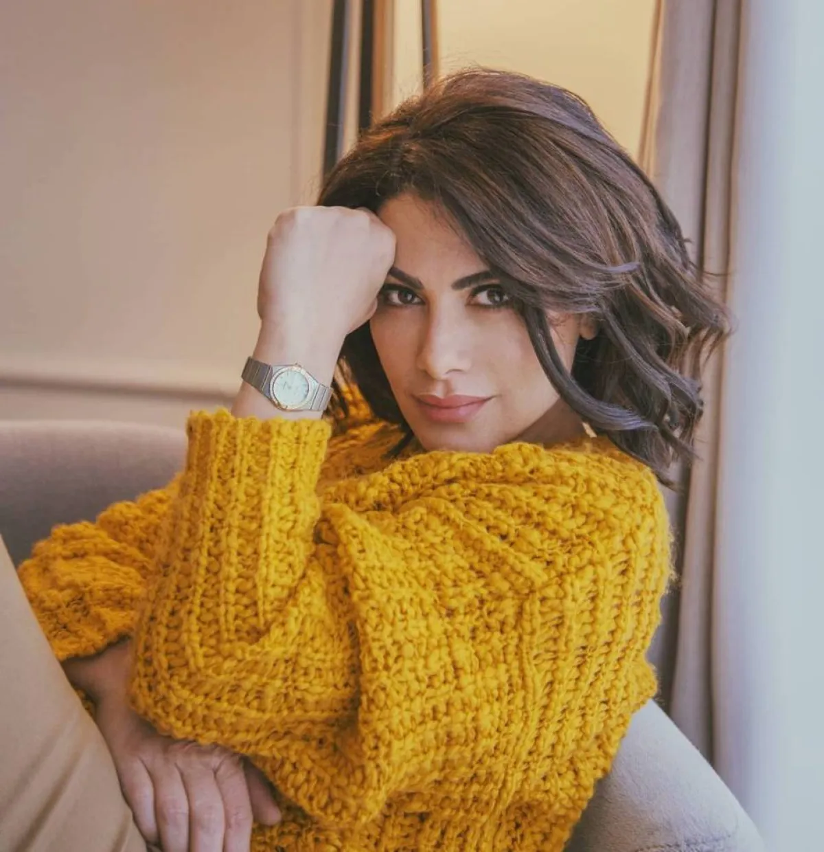 صبا مبارك بإطلالة شبابية باللون الأصفر 