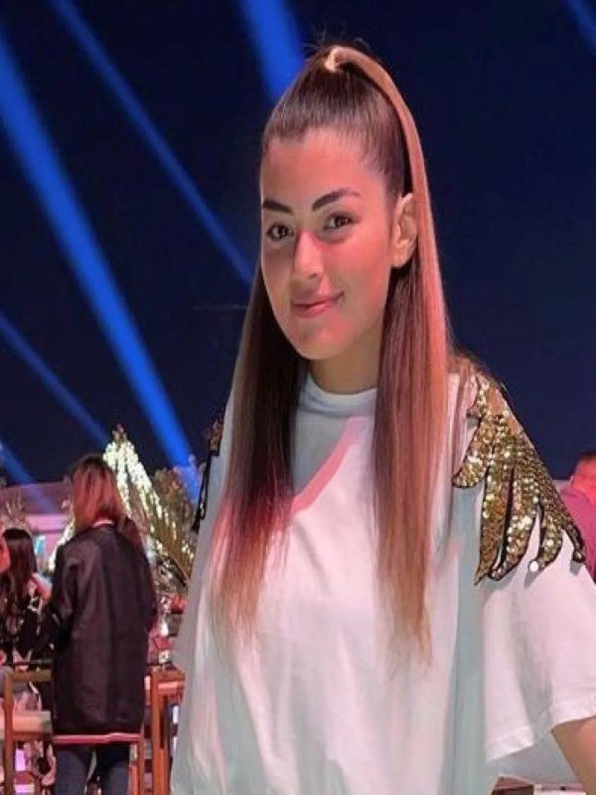 ليلى زاهر بالشعر نصف المرفوع