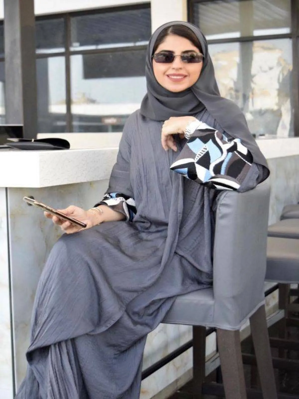 ملاك ال داوود بعباية واسعة