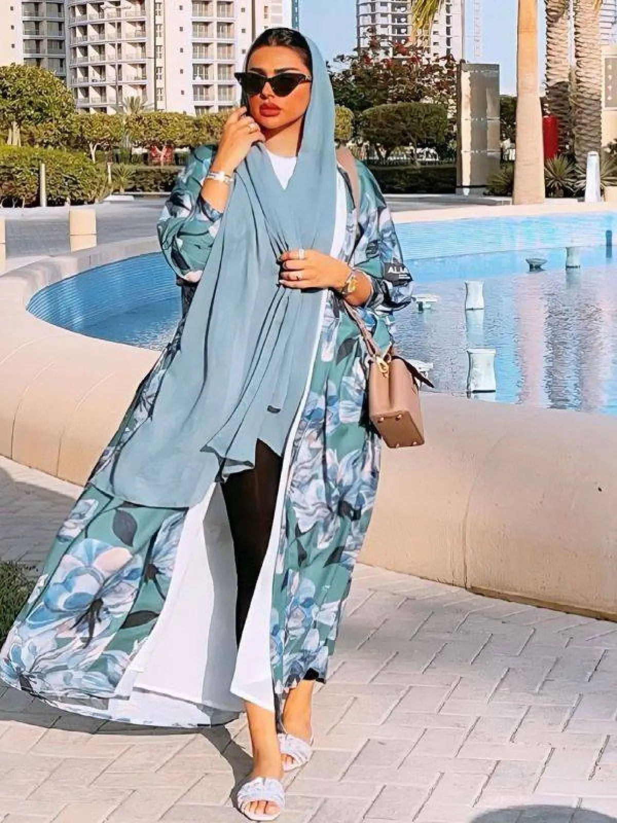 عباية مفتوحة من امل الانصاري