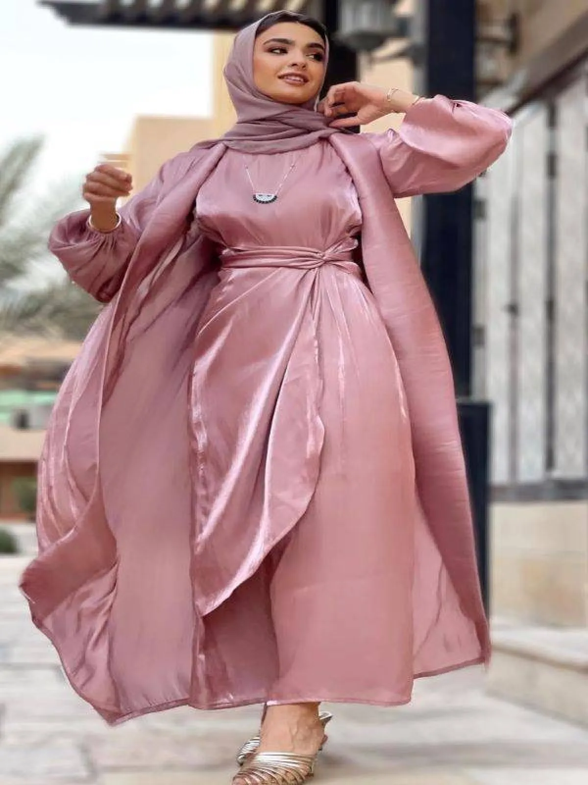 رؤى الموالي بعباية وردية