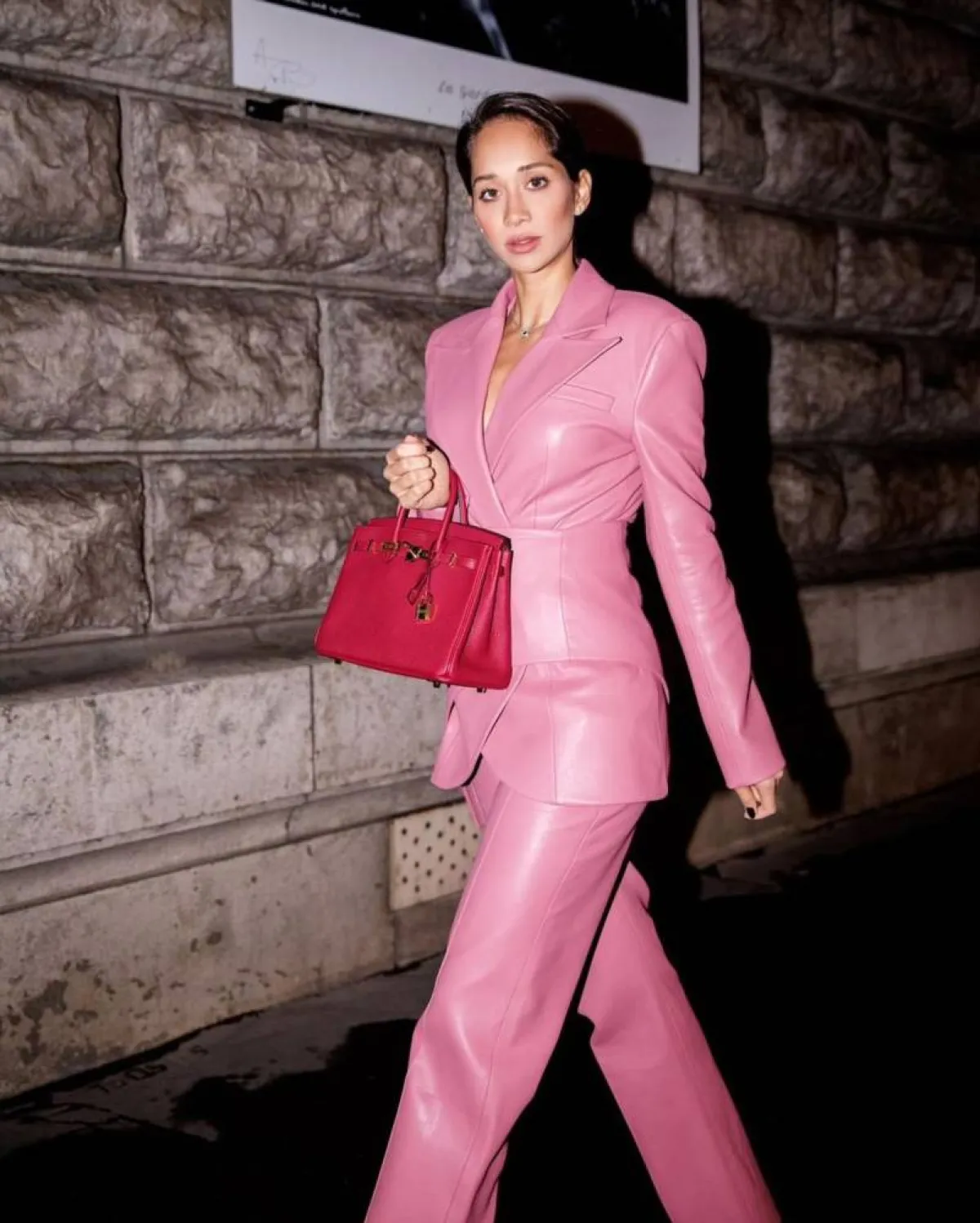 لانا الساحلي ببدلة كلاسيكية باللون الوردي